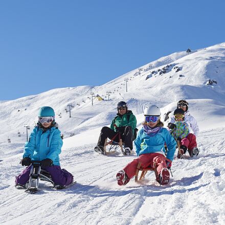 Schlitteln-Familie-1.jpg | © Arosa Tourismus / Nina Hardegger-Mattli